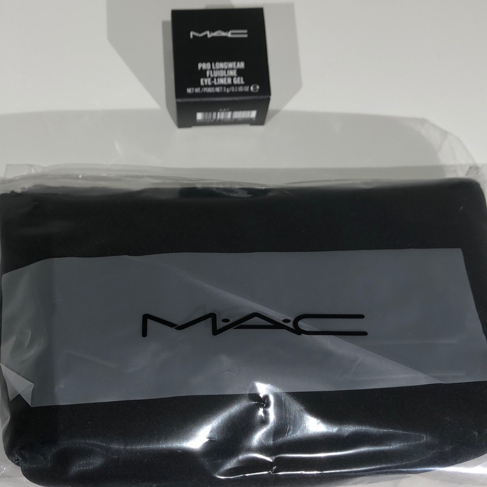 MAC Pro Longwear Fluidline Gel liner & makeup bag